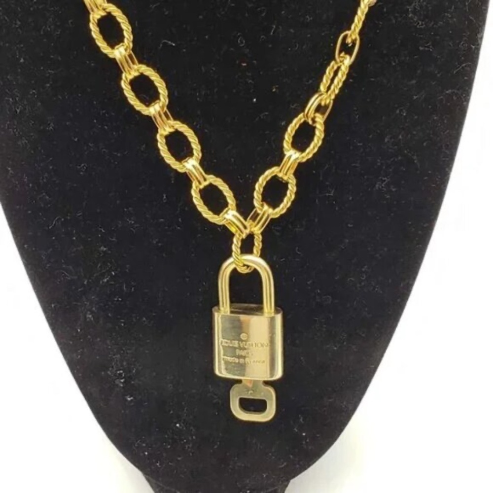 Authentic Louis Vuitton Lock & Key with Gold Plated Gold Chain Necklace 012926 - Picture 5 of 8